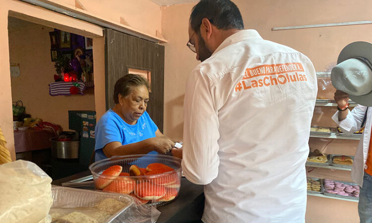 Ramón Fernández escucha problemáticas de los vecinos de San Pedro Cholula