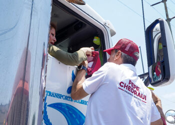 Pepe Chedraui camina las calles y recibe peticiones de los poblanos