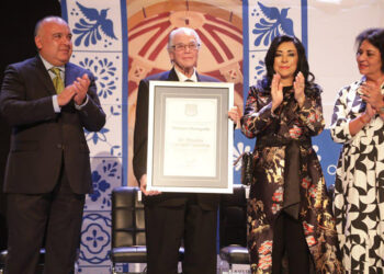 Condecoran como «Visitante Distinguido» a Máximo Carbajal Contreras