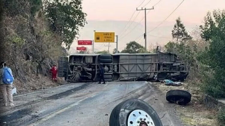 Fatal volcadura de autobús con peregrinos a Chalma deja 14 muertos y 31 heridos