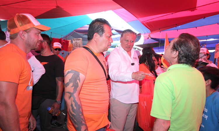 Fernando Morales visita el tianguis de San Ramón