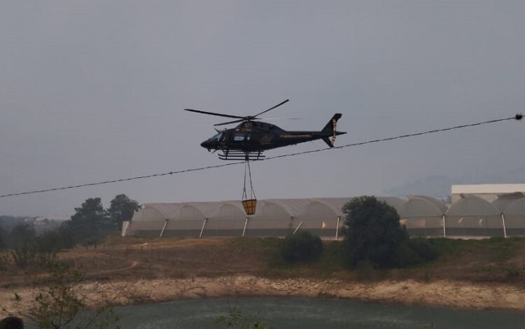 Con apoyo de helicóptero, gobierno estatal combate incendio en Tetela
