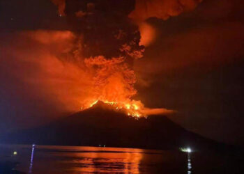 Erupción del volcán Ruang en Indonesia en máxima alerta