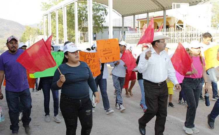 Avelino Rivera visita y escucha a vecinos de Tezoquipan