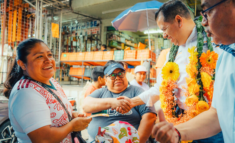 Reciben con entusiasmo a Abraham Salazar en el Mercado Domingo Arenas