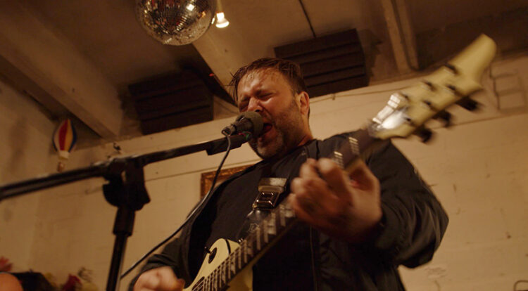 Falquez explora las emociones humanas en su disco debut ‘Known Behaviors’