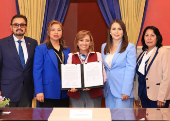 Aumenta gobierno estatal salario y prestaciones a trabajadores de base