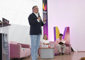 Fernando Morales conversa con universitarios en evento de UVP «Tu voto informado deja huella»