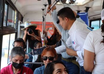 Eduardo Rivera realiza proselitismo en crucero
