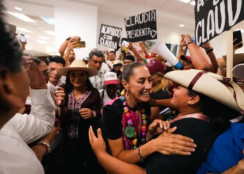 Cientos de personas reciben a Claudia Sheinbaum con música alegre y grandes demostraciones de apoyo en Zihuatanejo, Guerrero