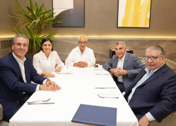 Pepe Chedraui intercambia ideas con expresidentes municipales de la capital de Puebla