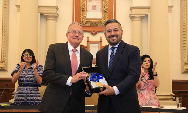 Cabildo entrega presea Puebla Zaragoza a Guillermo José Ruiz-Argüelles
