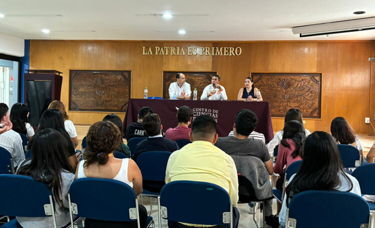 Rafael Cañedo expuso sus propuestas ante estudiantes del ICJ y el IEU
