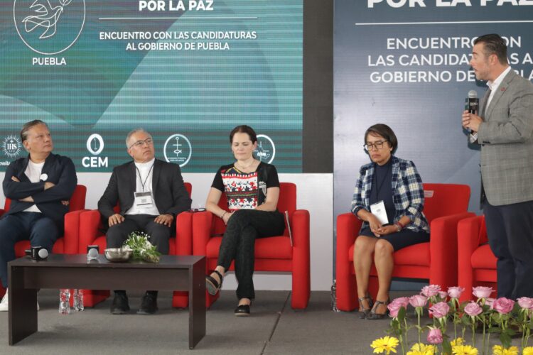 Fernando Morales firma compromiso por la Paz en IBERO