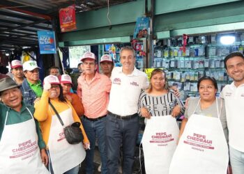Plática con comerciantes de “La Fayuca” de Pepe Chedraui