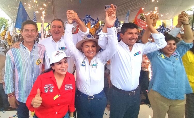 Humberto Aguilar camina las calles de Santiago Momoxpan junto a Lalo Rivera