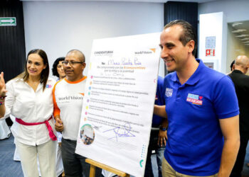 Mario Riestra firma compromisos con Asociaciones Civiles de Puebla