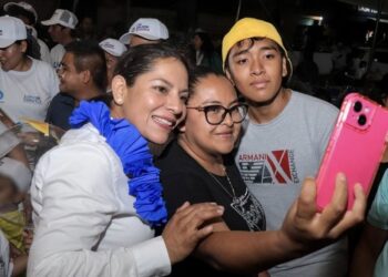 Lupita Cuautle suma apoyo de las y los vecinos de San Antonio Cacalotepec durante su recorrido hacia el cierre de campaña