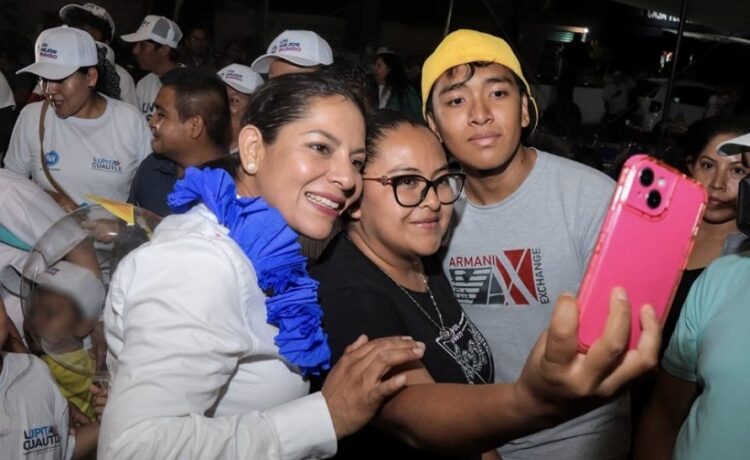 Lupita Cuautle suma apoyo de las y los vecinos de San Antonio Cacalotepec durante su recorrido hacia el cierre de campaña