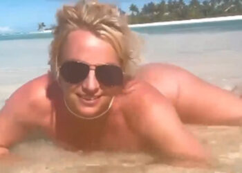 Britney Spears se vuelve a desnudar en una playa y causa revuelo