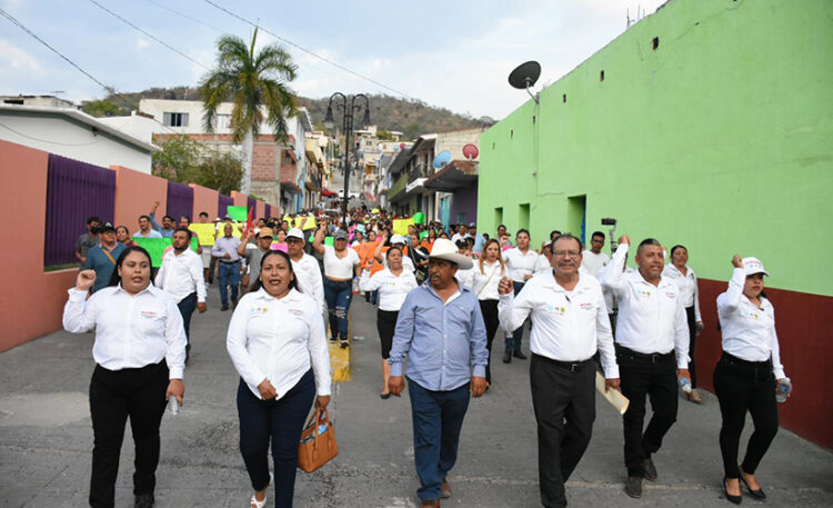 Realiza Avelino Rivera cierre de campaña