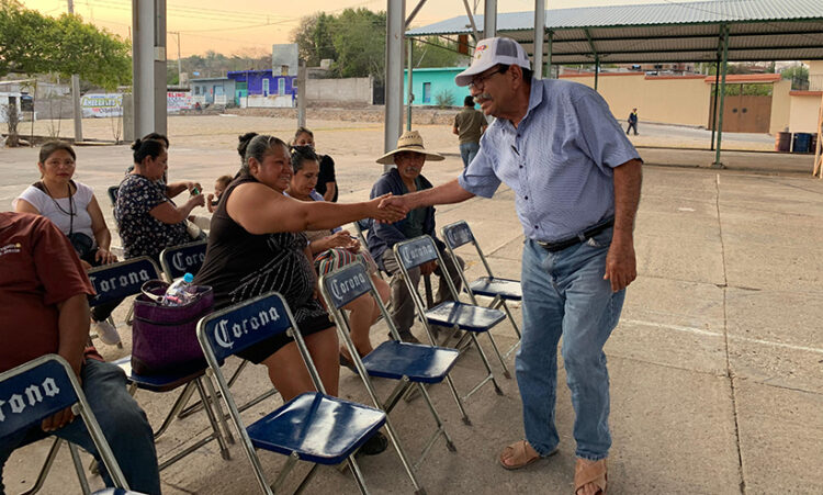 Avelino Rivera dialoga con vecinos de La Unión