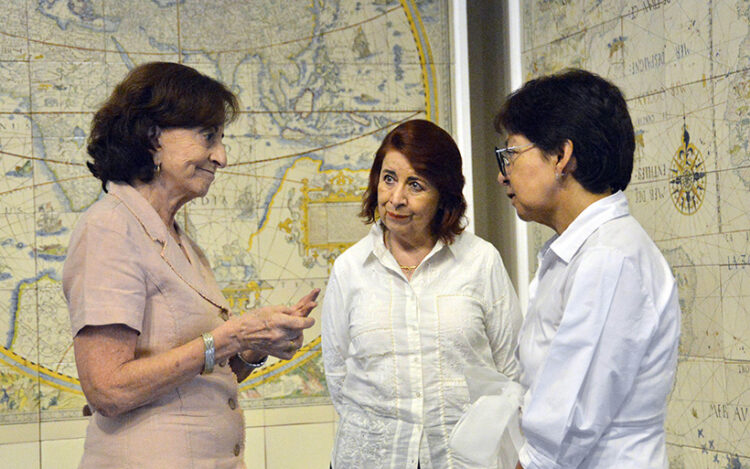 La Rectora Lilia Cedillo Ramírez visita la exposición El Arte de la Cartografía en Talavera Poblana