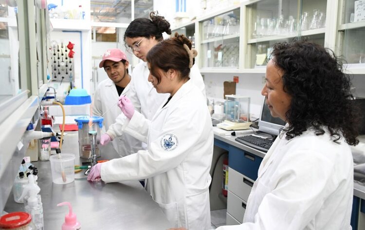 Expertos del Centro de Investigaciones en Ciencias Microbiológicas impulsan el trasplante de microbiota fecal en Puebla