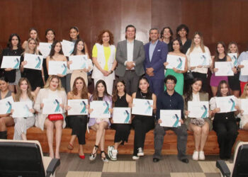 Alumnos de la UAG se certifican como consultores de imagen