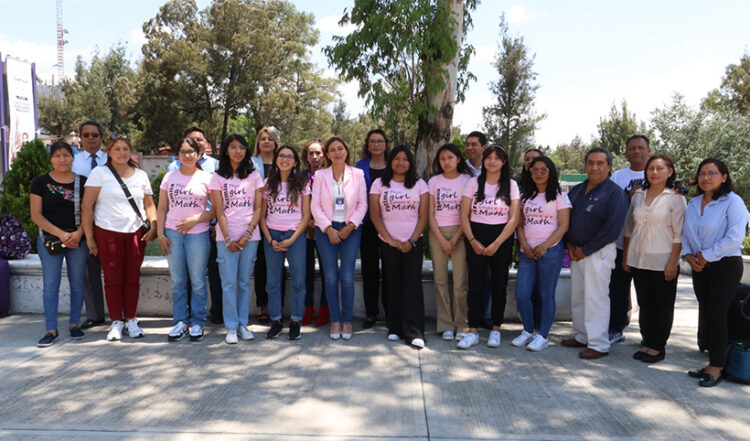 Autoridades educativas despiden a alumnas que asistirán a Olimpiada Nacional Femenil de Matemáticas