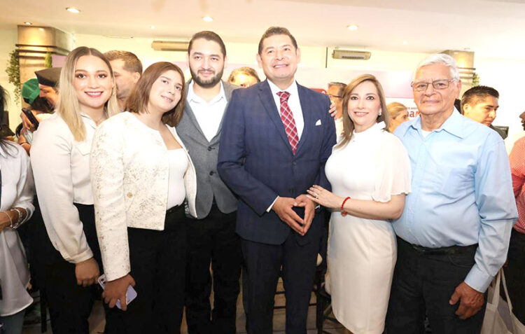A nombre del Gobierno de Transición, Alejandro Armenta felicitó a los padres en su día