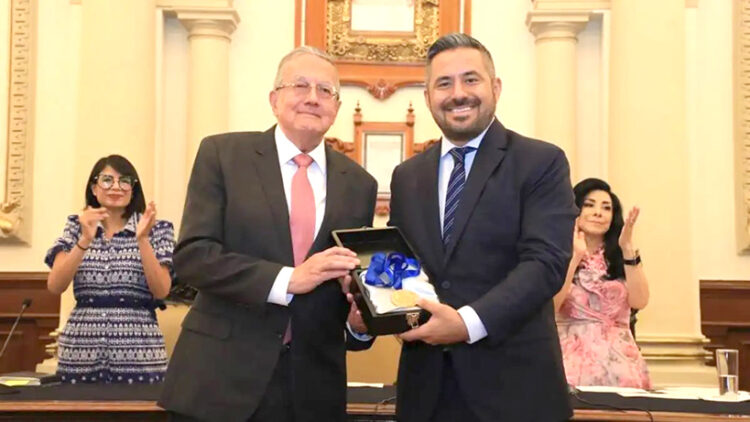 Dr. Guillermo José Ruiz Argüelles recibe la “Presea Puebla de Zaragoza” del Ayuntamiento