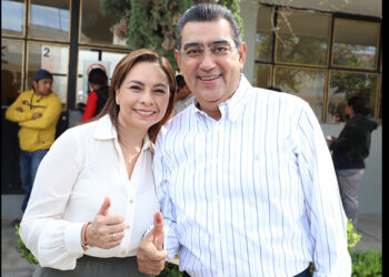 Sergio Salomón y Gaby Bonilla votaron en Tepeaca
