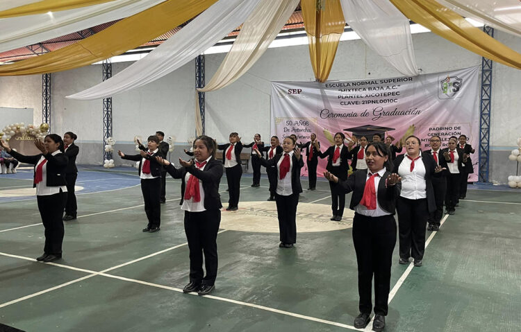 Se gradúa primera generación de la Normal en Xicotepec