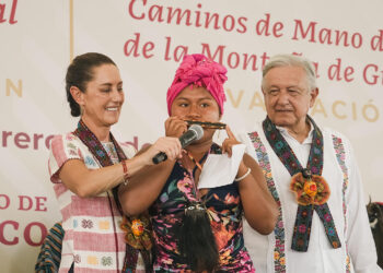Vamos a seguir construyendo caminos artesanales para comunicar a Guerrero: Claudia Sheinbaum