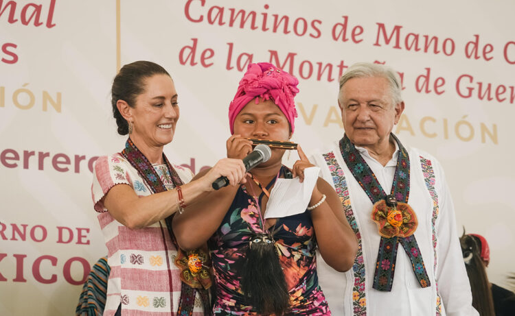 Vamos a seguir construyendo caminos artesanales para comunicar a Guerrero: Claudia Sheinbaum