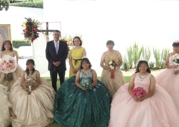 Festeja SEDIF a ocho quinceañeras de Casa del Adolescente