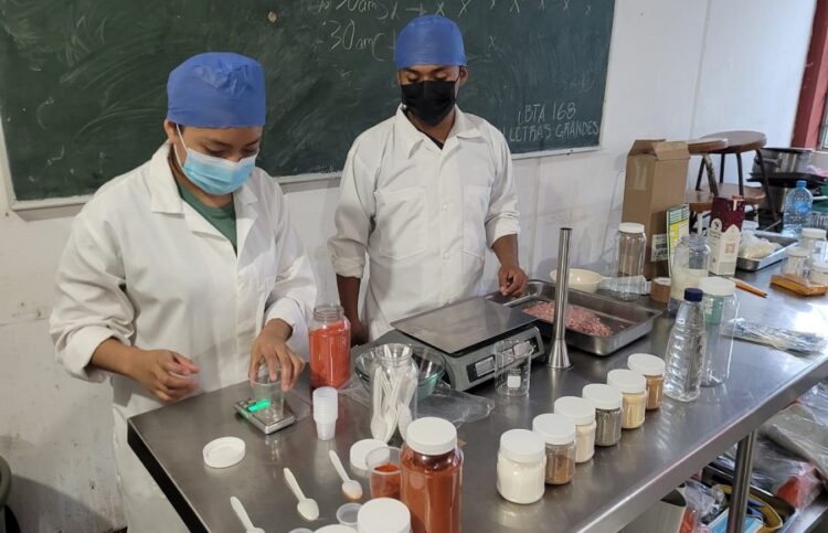 Invitan a jóvenes huitziltecos a seguir estudiando
