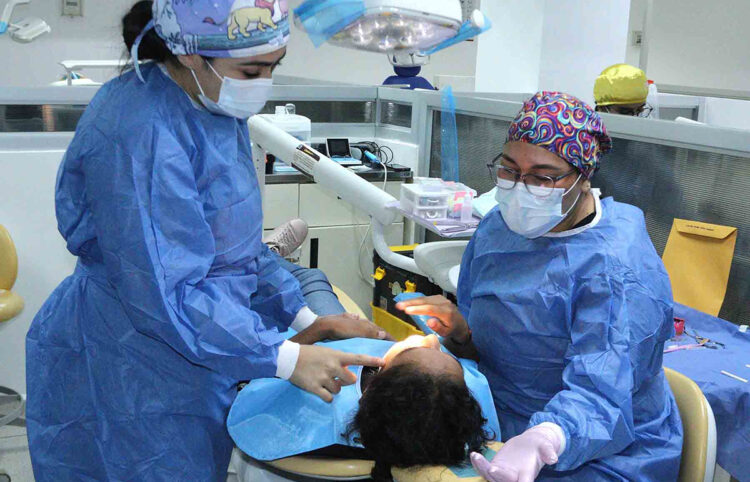 UAG y Universidad de Carolina del Norte brindan atención dental a niños