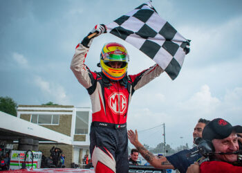 Richards le da a MG su primera victoria en la carrera 1 y Rubén Rovelo gana la segunda de la GTM PRO1 de Súper Copa Roshfrans