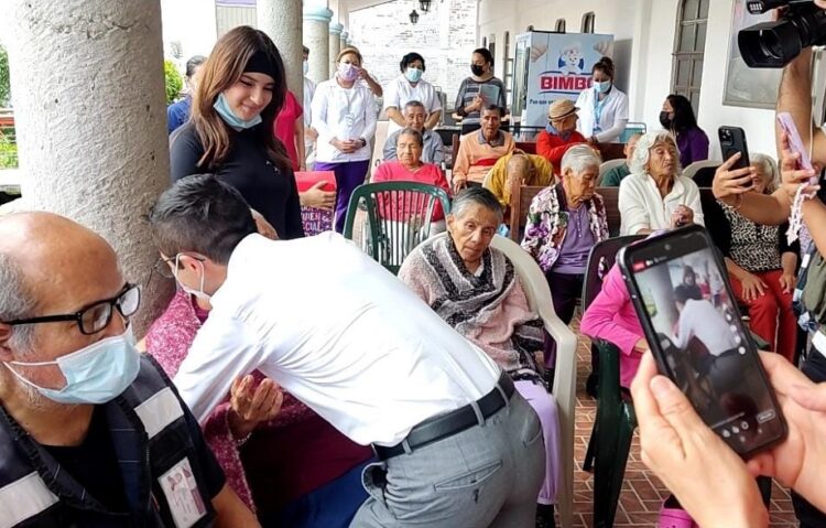 Entrega la ASPEC obsequios del proyecto «Adopta un Abuelito»
