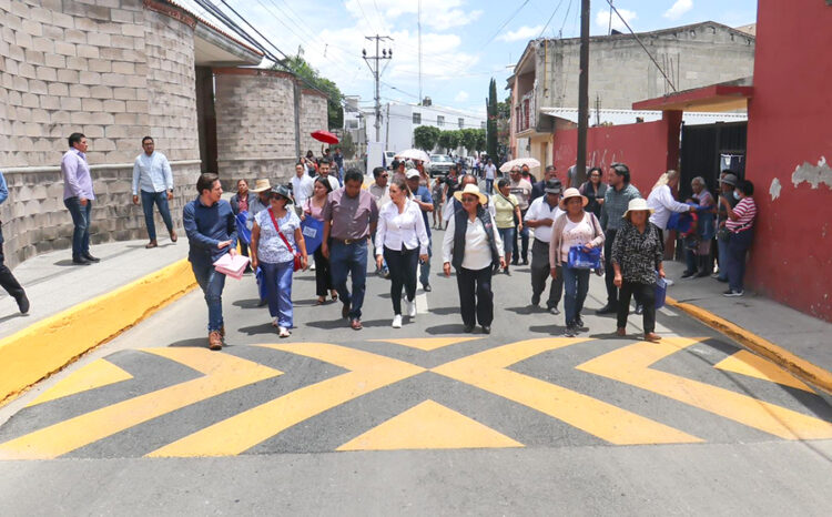 Cumple Paola Angon con mejores vialidades en Momoxpan y San Cosme Texintla