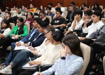 Alumnos aprenden sobre prevencióndel delito de lavado de dinero