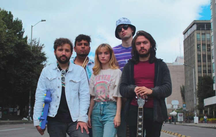 DeGlorian presenta ‘Peter Pan’, una canción de nostalgia que expresa las frustraciones de la adultez