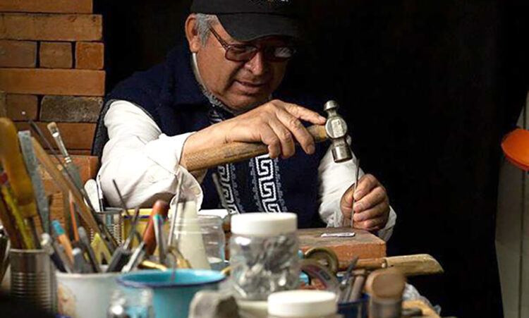 El artesano Wilibaldo García Tomás impulsa la orfebrería tradicional mazahua con diseños únicos
