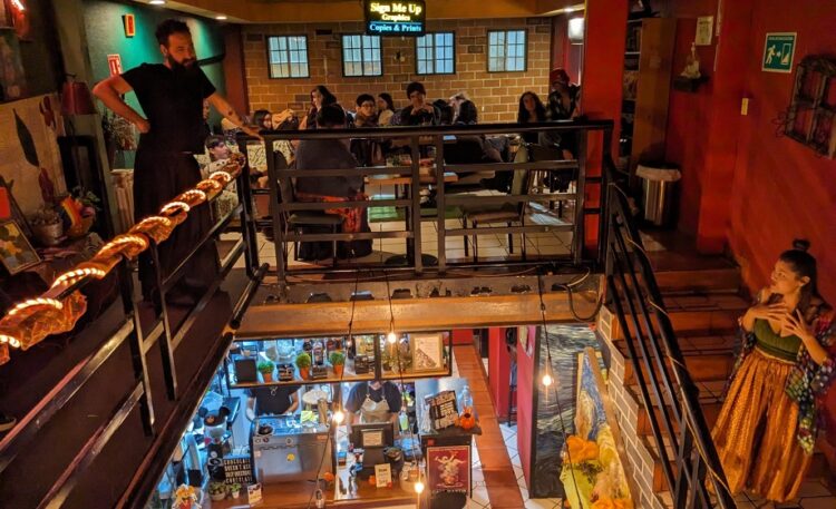 La compañía Paso Escénico buscar transformar el teatro con experiencias lúdicas y participativas 