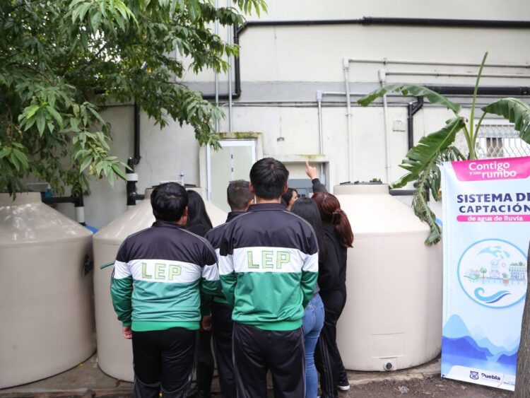 Ayuntamiento de Puebla entrega captadores de agua de lluvia a escuelas