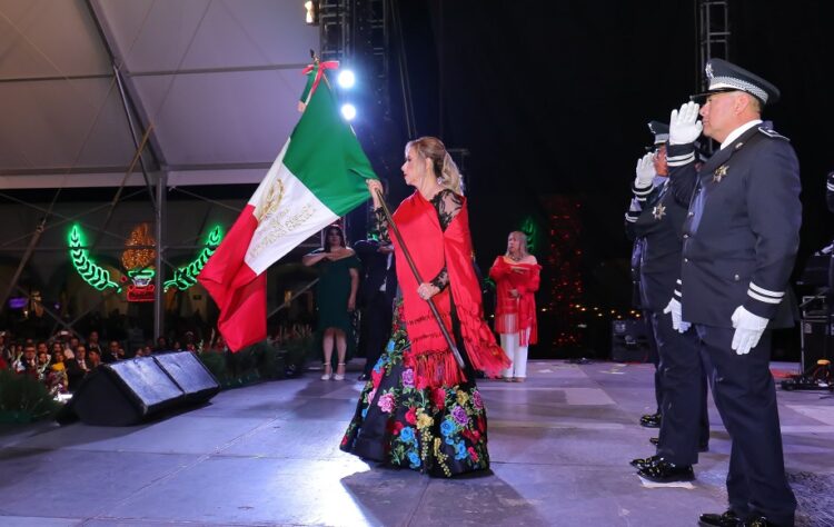 Encabezó Paola Angon Grito de Independencia en San Pedro Cholula
