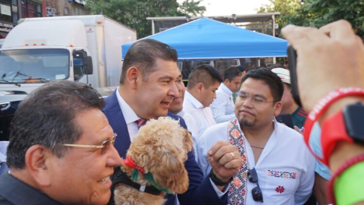 Alejandro Armenta reconoce contribución de migrantes poblanos desde Estados Unidos