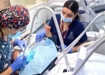 Alumnos de Odontología viven experiencia en Universidad de Valencia